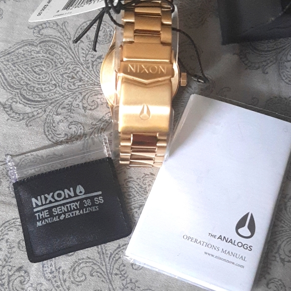 Nixon 🌸Sentry 38 🌸SS 🌸*NIB* 🌸Light Gold & Pink Watch🌸 - Picture 3 of 8